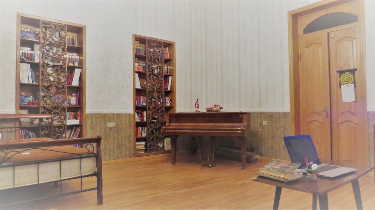 Kutaisi Center Guesthouse Kültér fotó