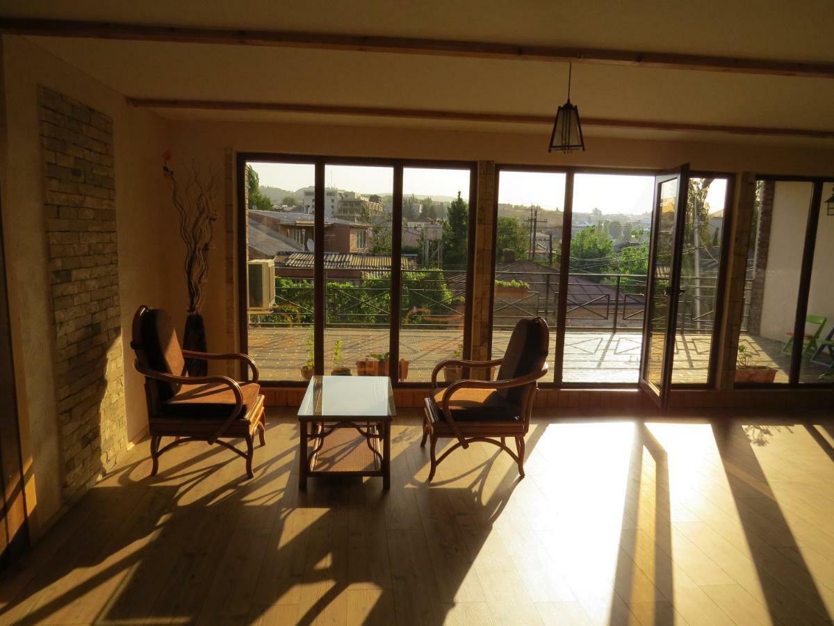Kutaisi Center Guesthouse Kültér fotó