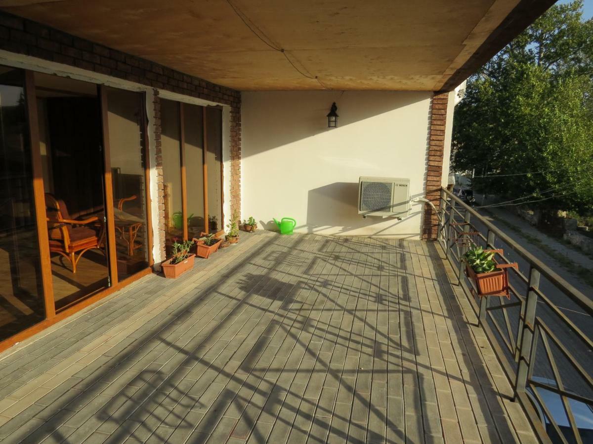 Kutaisi Center Guesthouse Kültér fotó